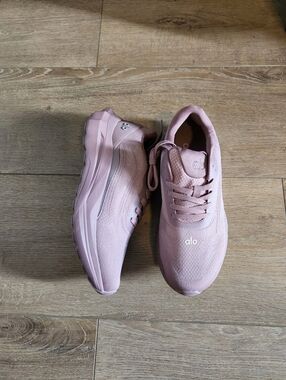 Women's Alo Yoga Performance Running Shoes Size 9W M7.5